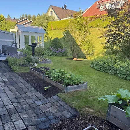 Bo Komfortabelt I Bo, Pa Ferie Eller Jobb 뵈
